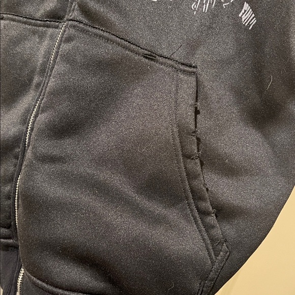 Grunge Hoodie with Fur Trim and Skull Design - Picture 4 of 5